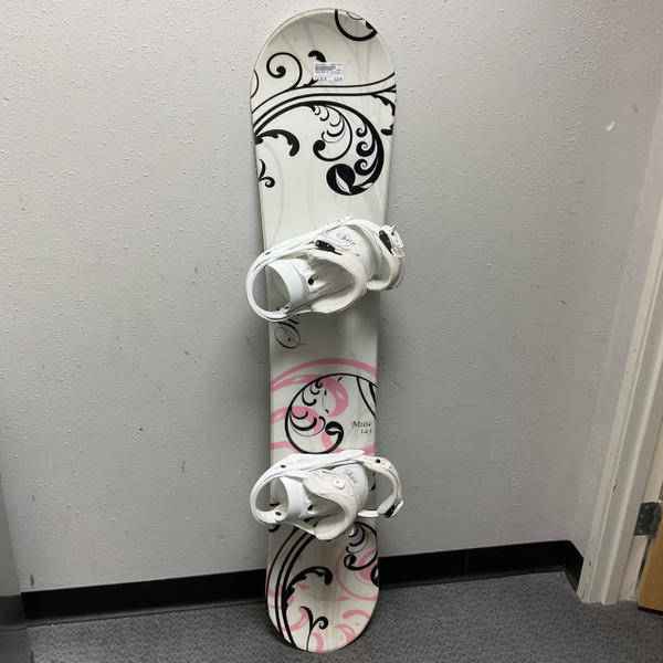 Used Morrow LOTUS 149cm Womens Snowboard w/ Heelside Bindings