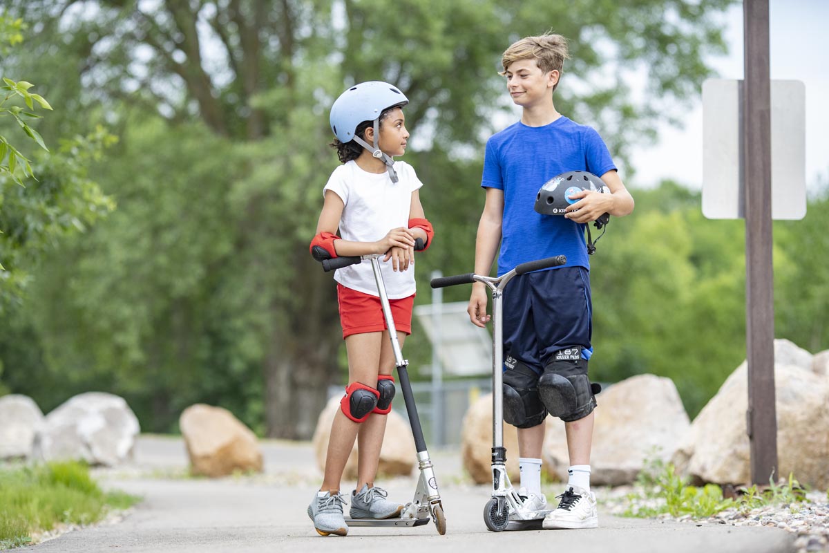 2 kids on scooters