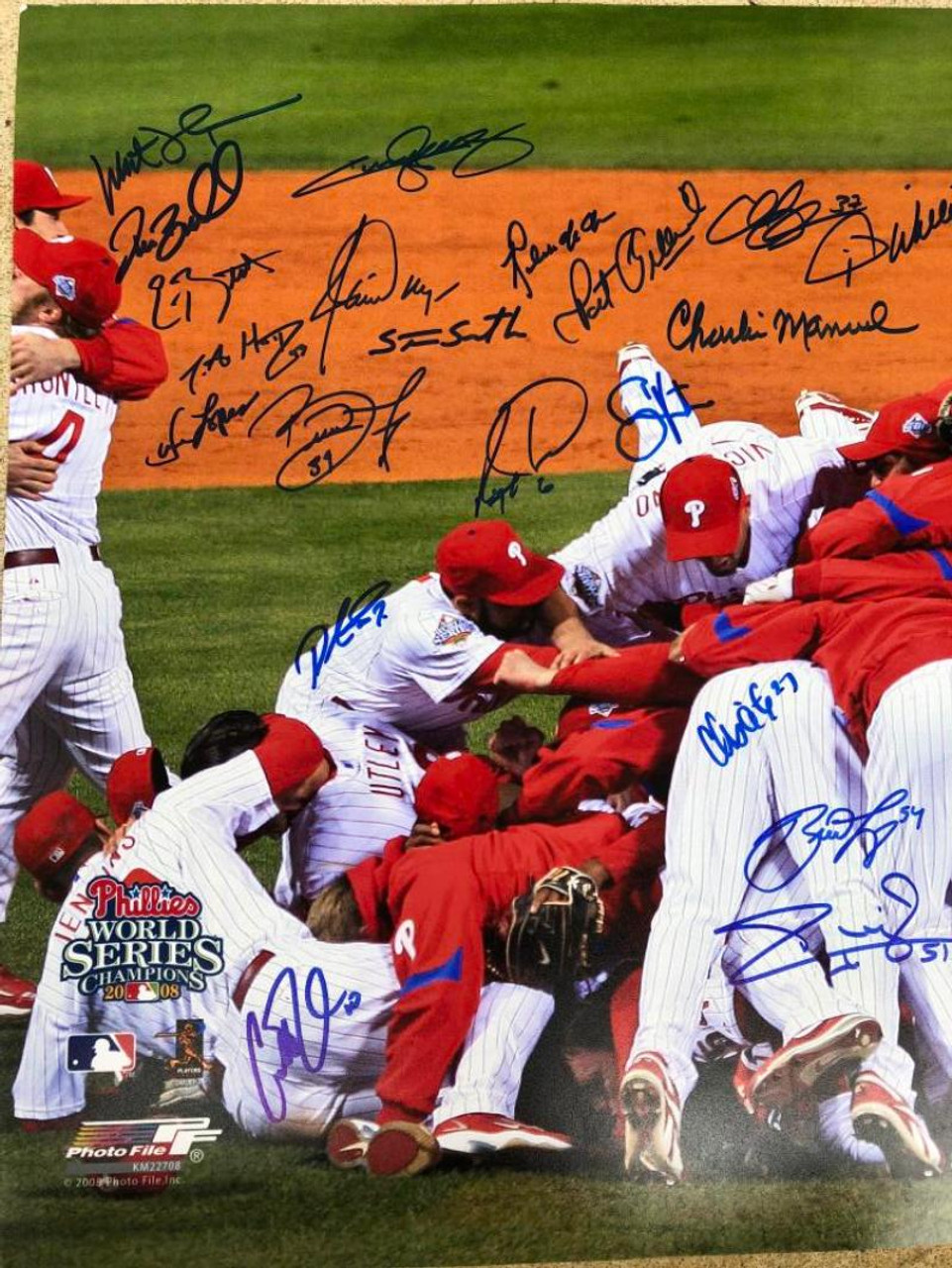 Brett Myers Signed 8×10 Photo – Phillies 2008 World Series Trophy