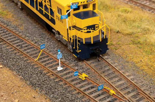 Walthers Cornerstone HO Scale Modern Yard Details Blue Flags Kit- 50pk
