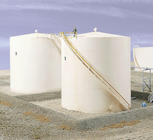 Walthers Cornerstone HO Scale Building/Structure Kit Tall Oil Storage Tank/Berm