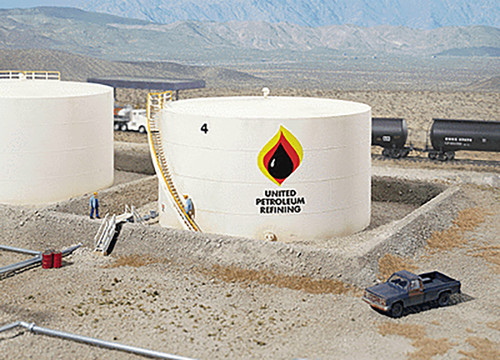 Walthers Cornerstone HO Scale Building/Structure Kit Wide Oil Storage Tank/Berm