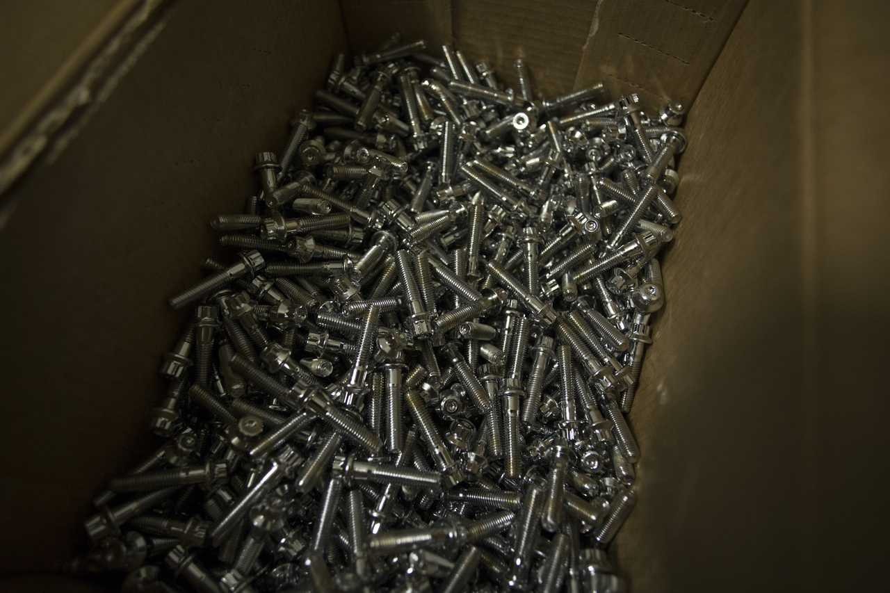 40PC M7x1.0x32 Neo Chrome 12 Point Wheel Bolts & M7 Nuts 2/3 Piece 40PC M7x1.0x32 Neo Chrome 12 Point Wheel Bolts & M7 Nuts 2/3 Piece