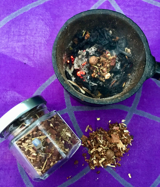 All Hallows Eve loose incense- Here at Dreamer Apothecary we hand craft our own incense blends with specific intentions in mind. All of our incense blends are loose blends intended to be burned on charcoal disks. All Hallows Eve contains mugwort, rosemary, butchers broom, allspice, clove, nutmeg, cinnamon, cocoa shell, orange peel, dragons blood resin. Attached is a labradorite chip.