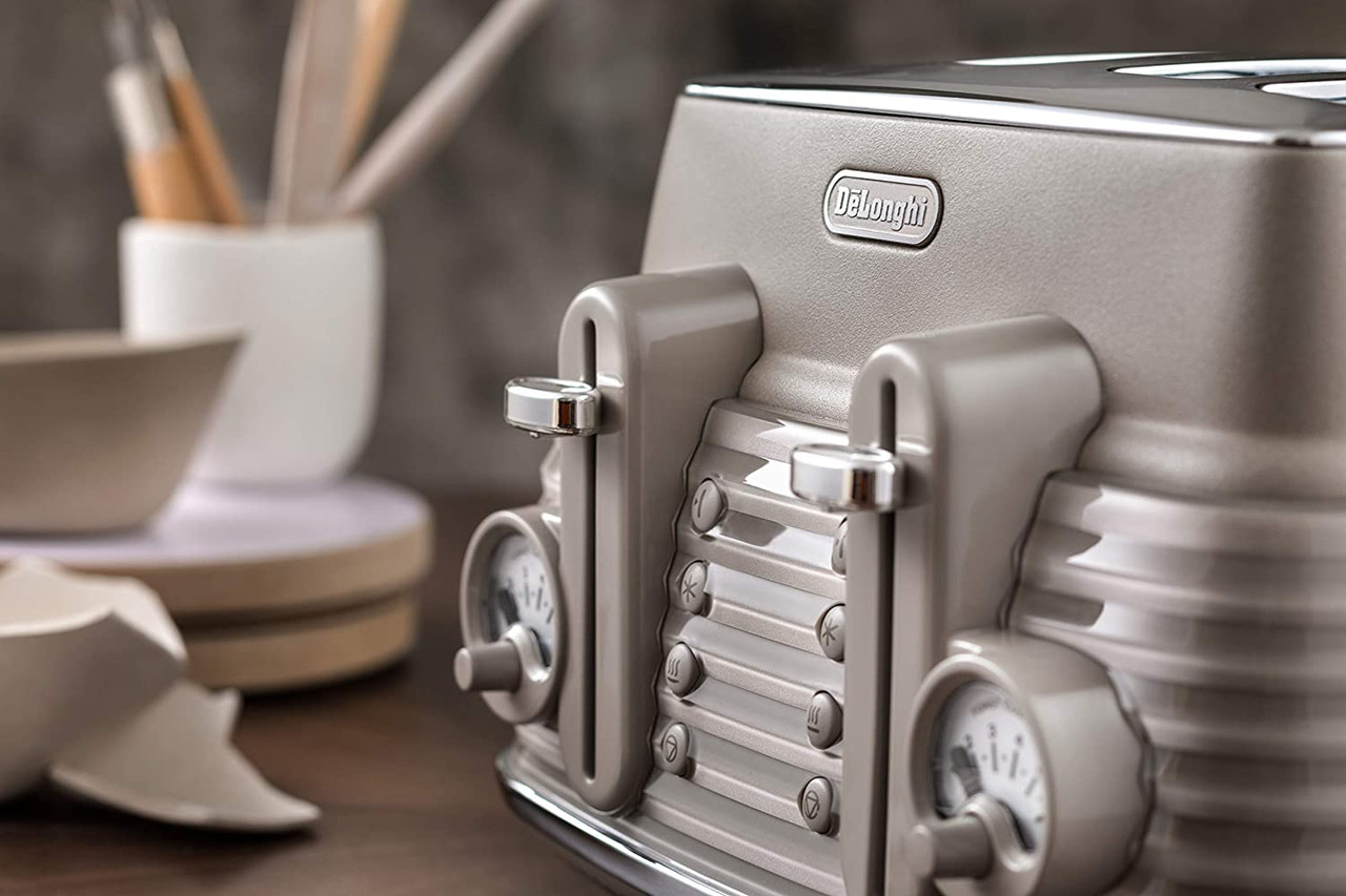 De'Longhi, CTZS4003.BG, Scolpito Toaster, Beige Briscoes