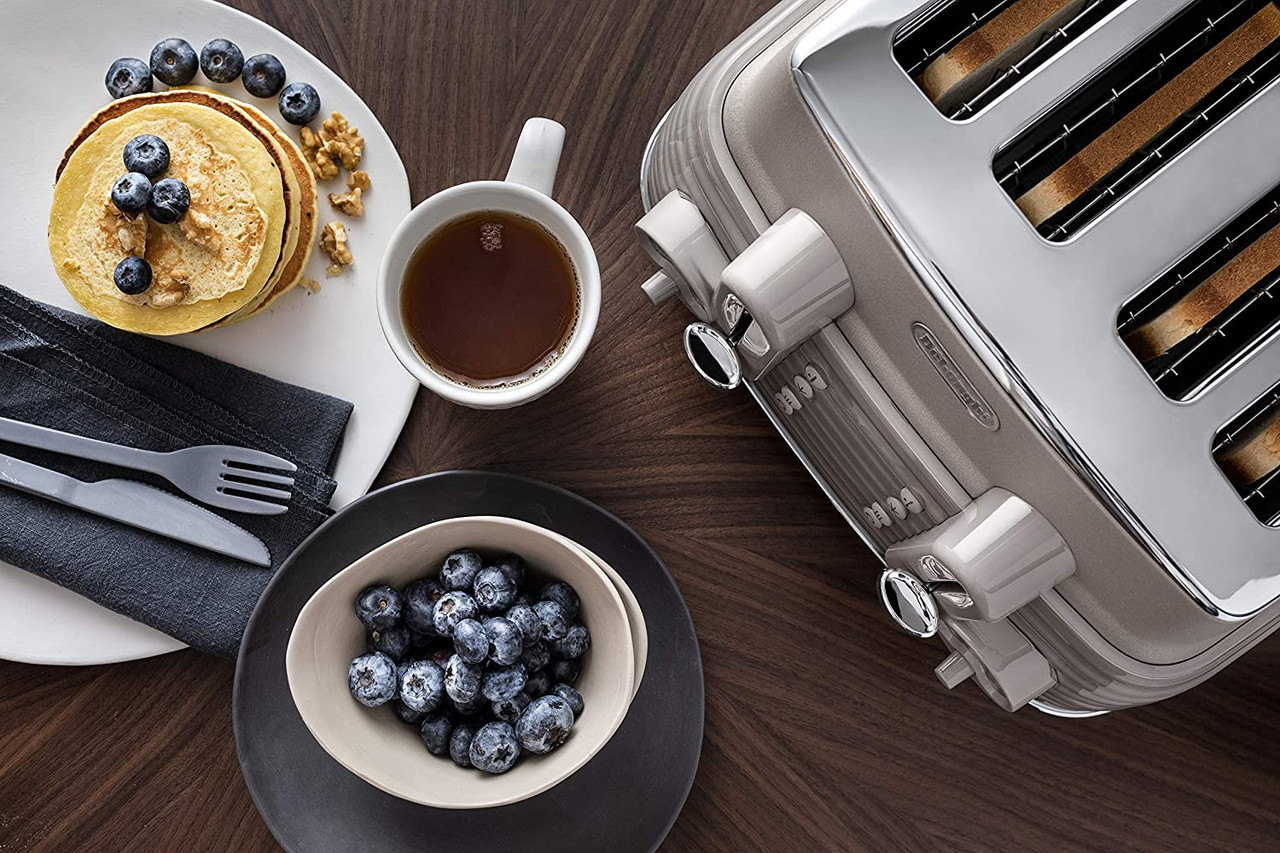 De'Longhi, CTZS4003.BG, Scolpito Toaster, Beige Briscoes