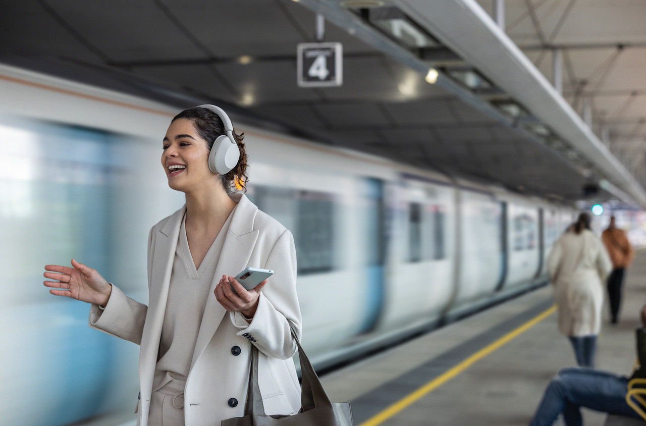 Sony XM5 Headphones Silver | AppliancesDelivered.ie