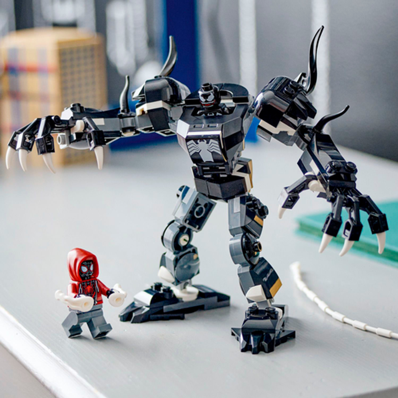 LEGO - Marvel Venom Mech Armor vs. Miles Morales