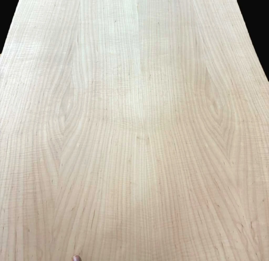 Maple quarter-sawn veneer with V shaped characteristics