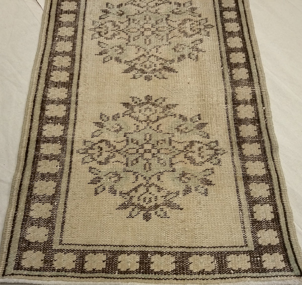 Oushak 1810, 2’ 4” x 10’ 10”, 2nd Quarter of the 1900s