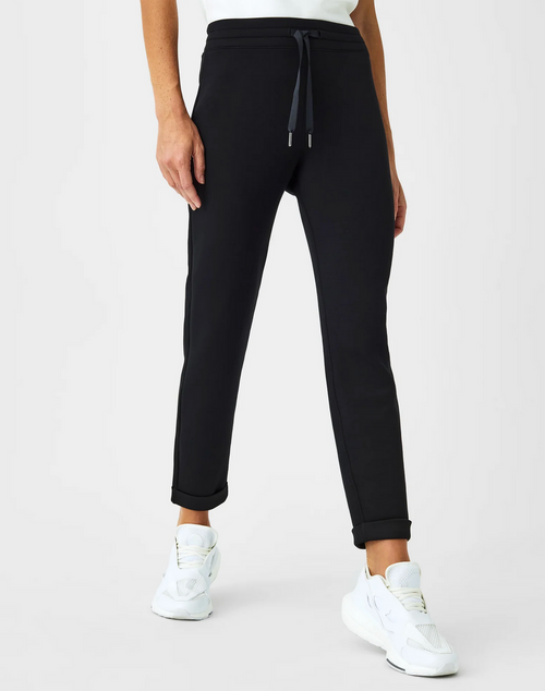 Airessentials Tapered Pant - Very Black 
