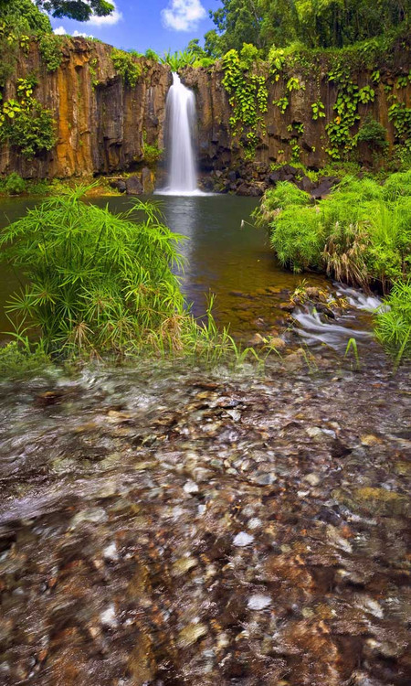 Friendly Waterfall Backdrop | Photo Pie