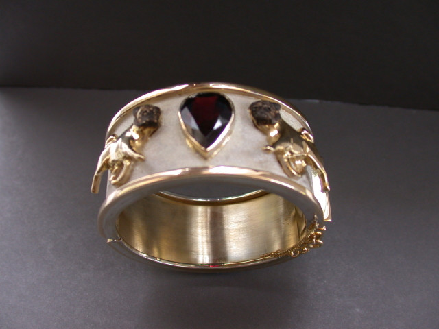 Bracelet Custom With Pug Full Body L & R In Bangle