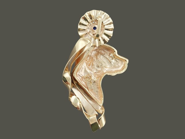 Rosette Top Prong With Beagle Pendant