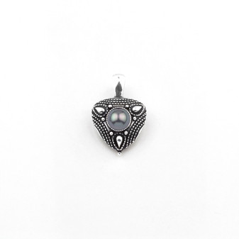 Grey Shell Pearl Tribal Pendant. EN1202