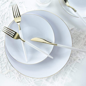 White and Gold Round Plastic Dessert Plates 7.5" (10 count) White and Gold Round Plastic Dessert Plates 7.5" (10 count)