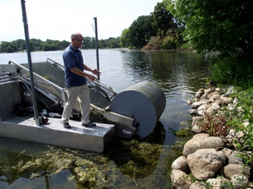 Lake Weed Cutter boat harvesting