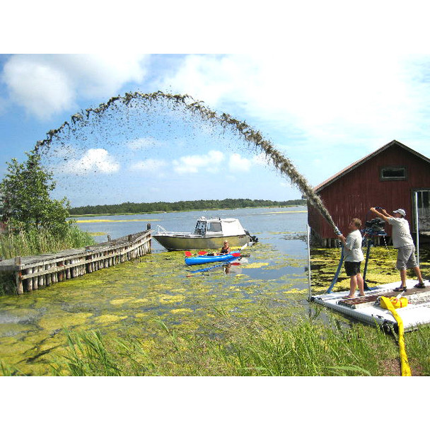 Dredging machine on floats