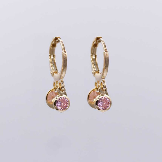 Brinco argola com zircônia rosa banhado em ouro 18k