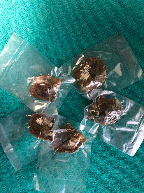 You can choose to open the oysters live or open at home. Oysters can only be shipped to U.S. customers. Oysters can contain 1-5 pearls inside.