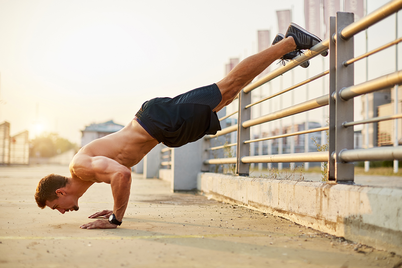 Workout master. Стрит воркаут. Уличный воркаут. Уличная гимнастика воркаут.