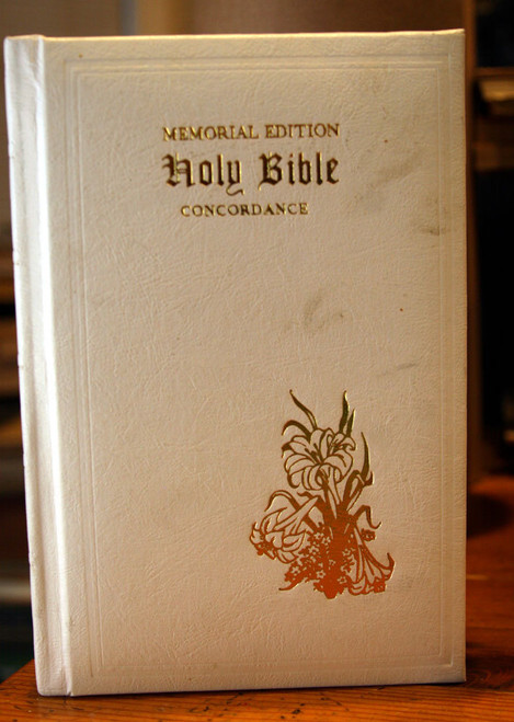 HOLY BIBLE Memorial Edition, Concordance 1976 White & Gilt Hardcover Illustrated