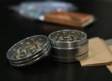 Bake Sale 5-Piece 63mm Aluminum Herb Grinder - Bake Sale Logo Design -  Beamer Smoke