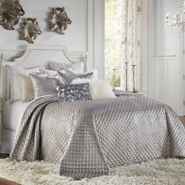 Cloud9 Design Aura Silver Quilt Set