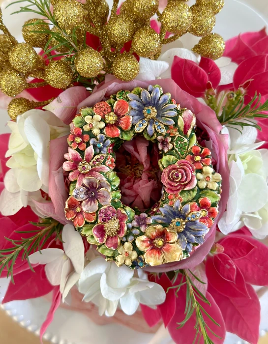 Jay Strongwater Maisie Floral Hugs Letter O Objet