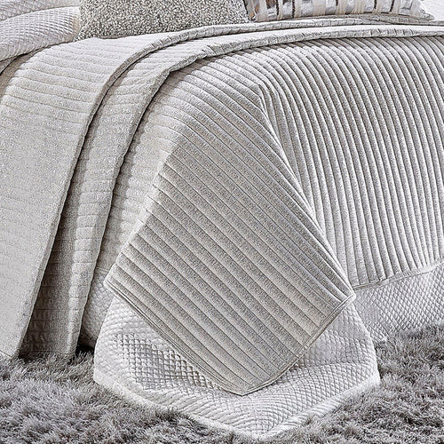 Cloud9 Design Maya White and Silver Quilt Set