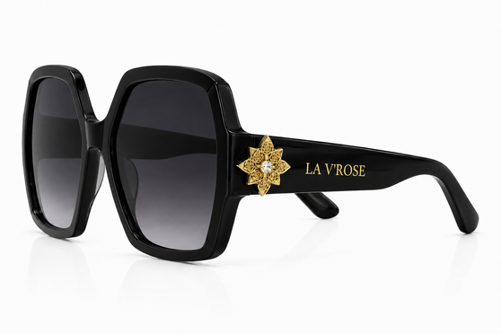 The Flori Star Gazer oversized sunglasses in noir creates a subtle interplay of depth, sparkle, and vintage-inspired glamour.
