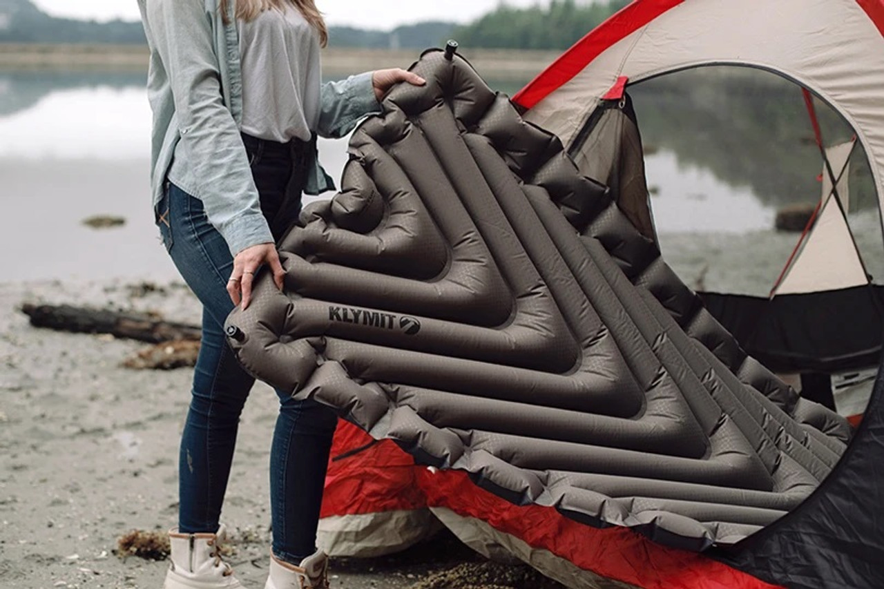 Klymit 静的 v luxe コンパクト インフレータブル スリーピング マット