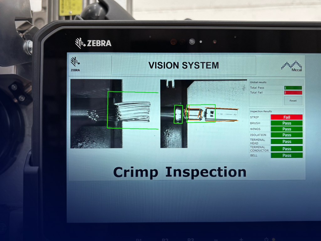 Sistema de visión inspeccionando crimpado de terminales
