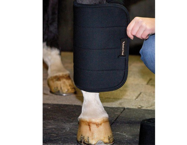 Back on Track No-Bow Wraps
Wrapping on horse leg