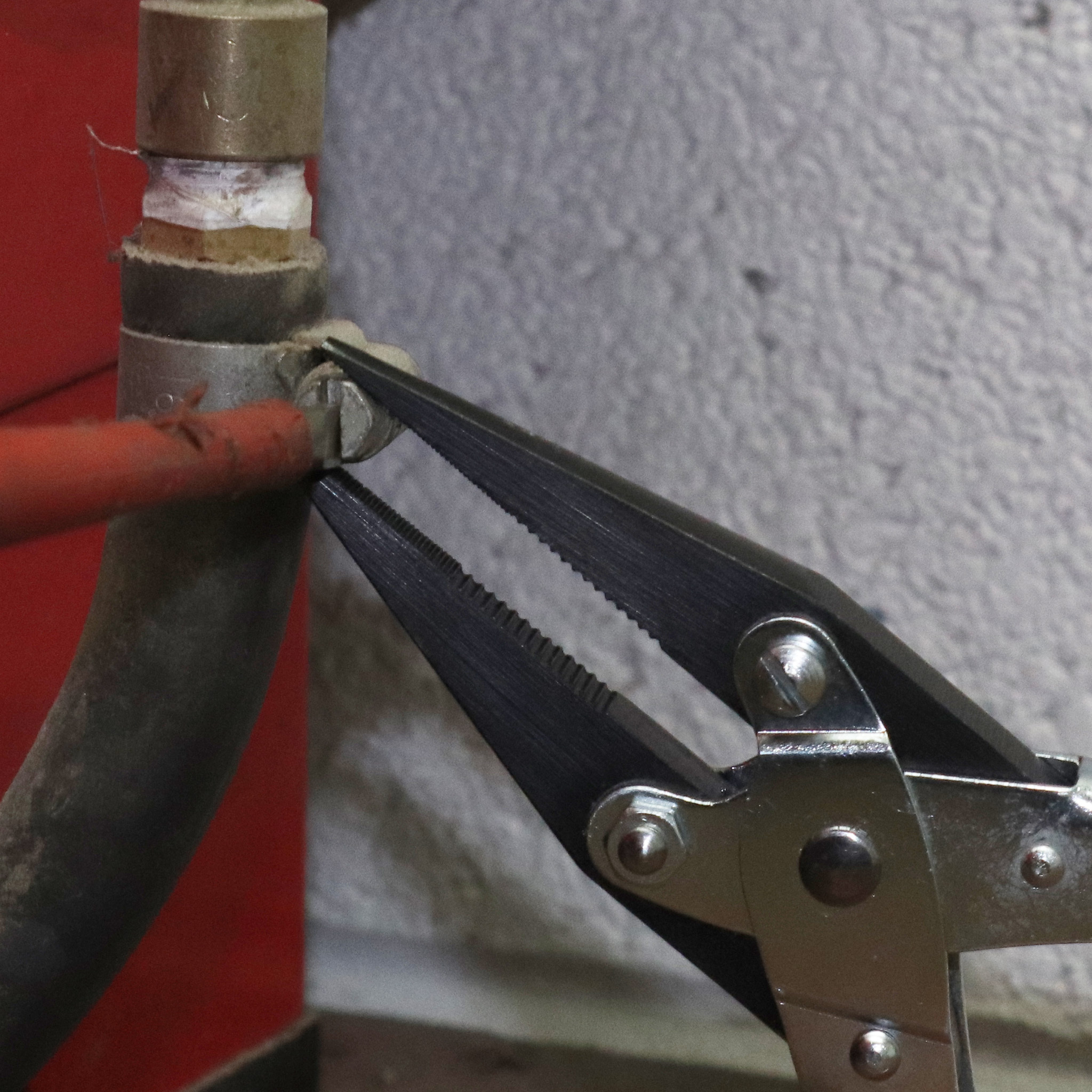 pliers-in-use.jpg pliers-in-use.jpg