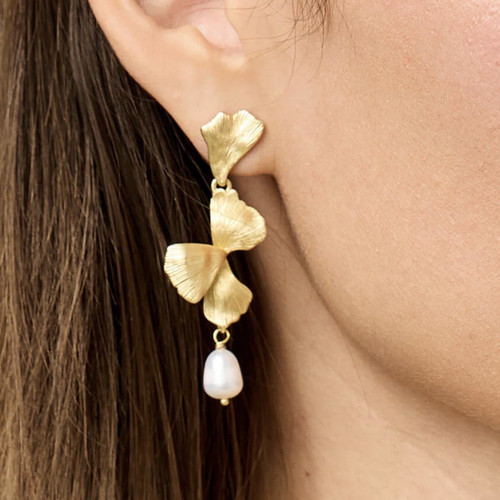 The Spartina 449 Ginko Leaf Dangle Earrings feature hammered 18kt. matte gold plated leaves accented with freshwater pearls for a timeless, elegant look. A classic 2.25-inch statement earring perfect for all year-round wear.