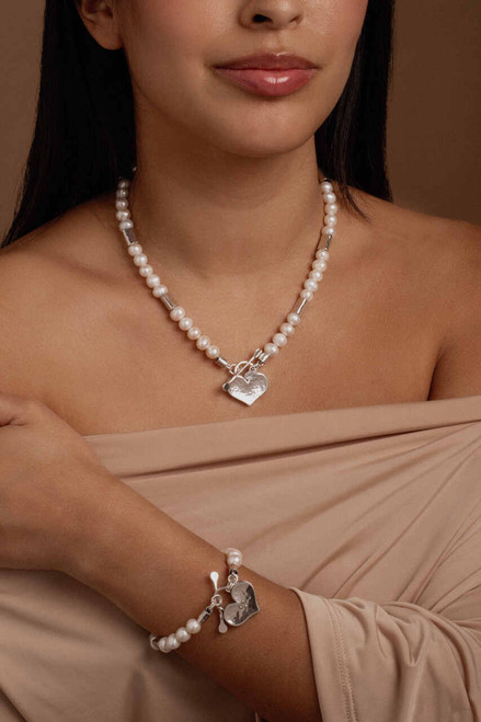 N00495 - PR - Stunning statement necklace with large freshwater pearls and heart T-Bar 