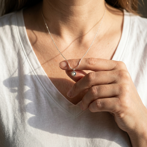 N05376 - PR - Simple pretty pendant with tiny Pearl.