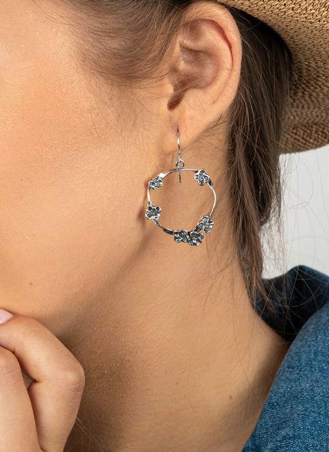 E02803 - Silver Earrings with flowers.