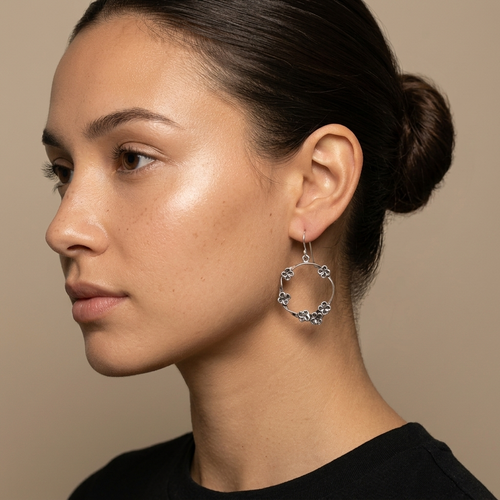 E02803 - Silver Earrings with flowers.