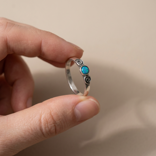 ASR603 - Cute ring with small blue Opal
