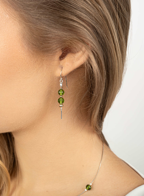 E572-PE - Pretty delicate earrings with Peridot glass and gold beads