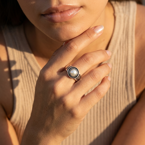 ASR0451 - Ring with pretty harmony flower details on the band and large Pearl