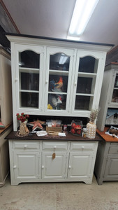 THREE DOOR HUTCH - W/MAPLE TOP-KONA/DOVE WHITE THREE DOOR HUTCH - W/MAPLE TOP-KONA/DOVE WHITE