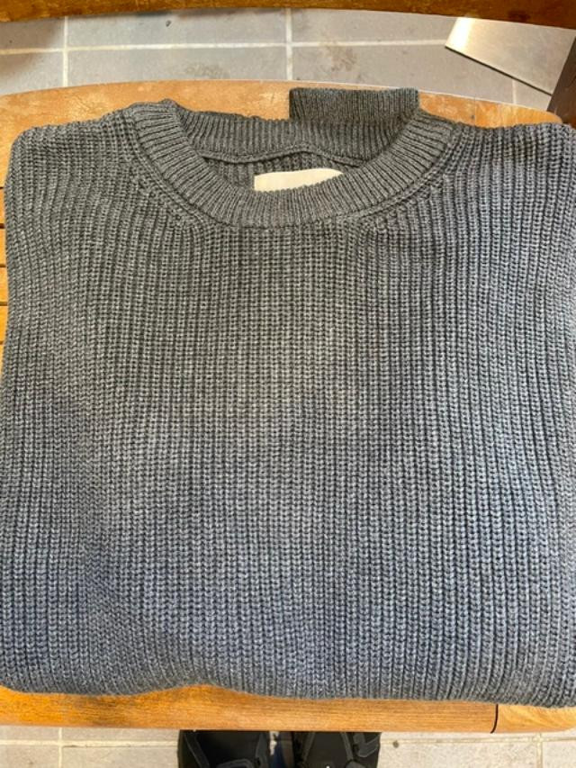 Alex Crane Bay ribbed crewneck sweater in 100% cotton.