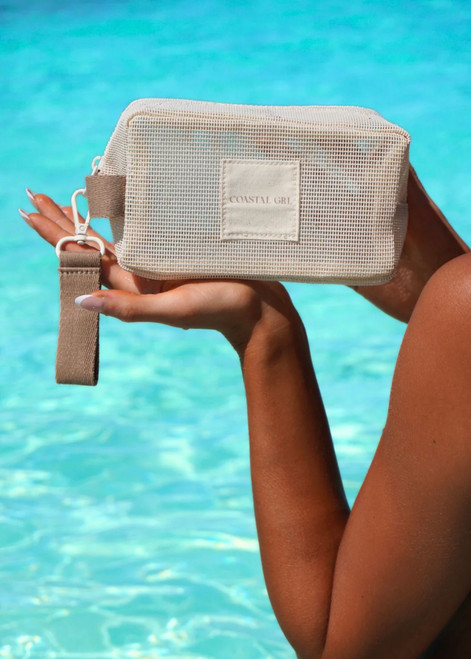 SAND-PROOF BEACH POUCH