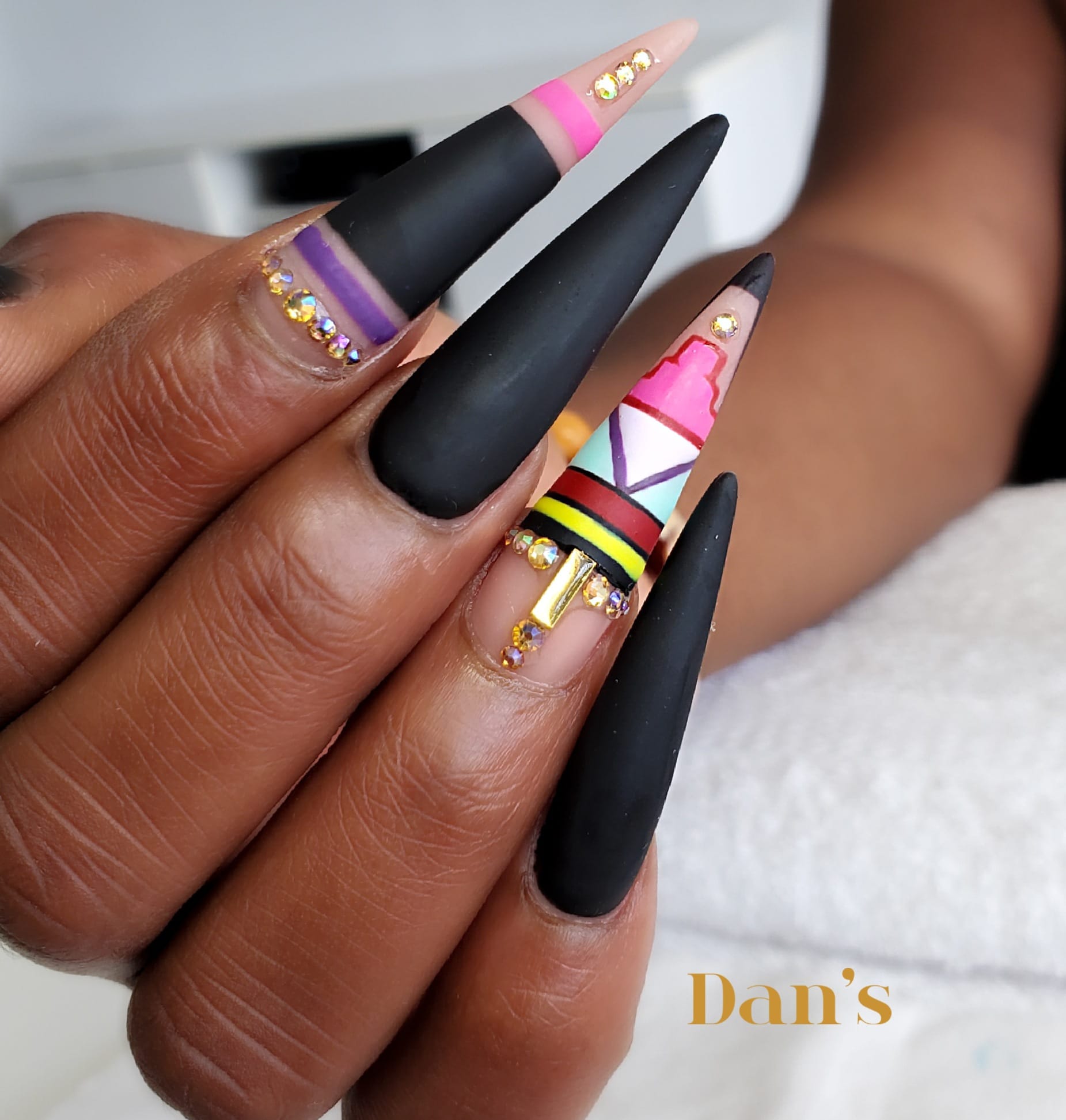 9 Best Black Nail Art Ideas for Fall 2019 - theFashionSpot