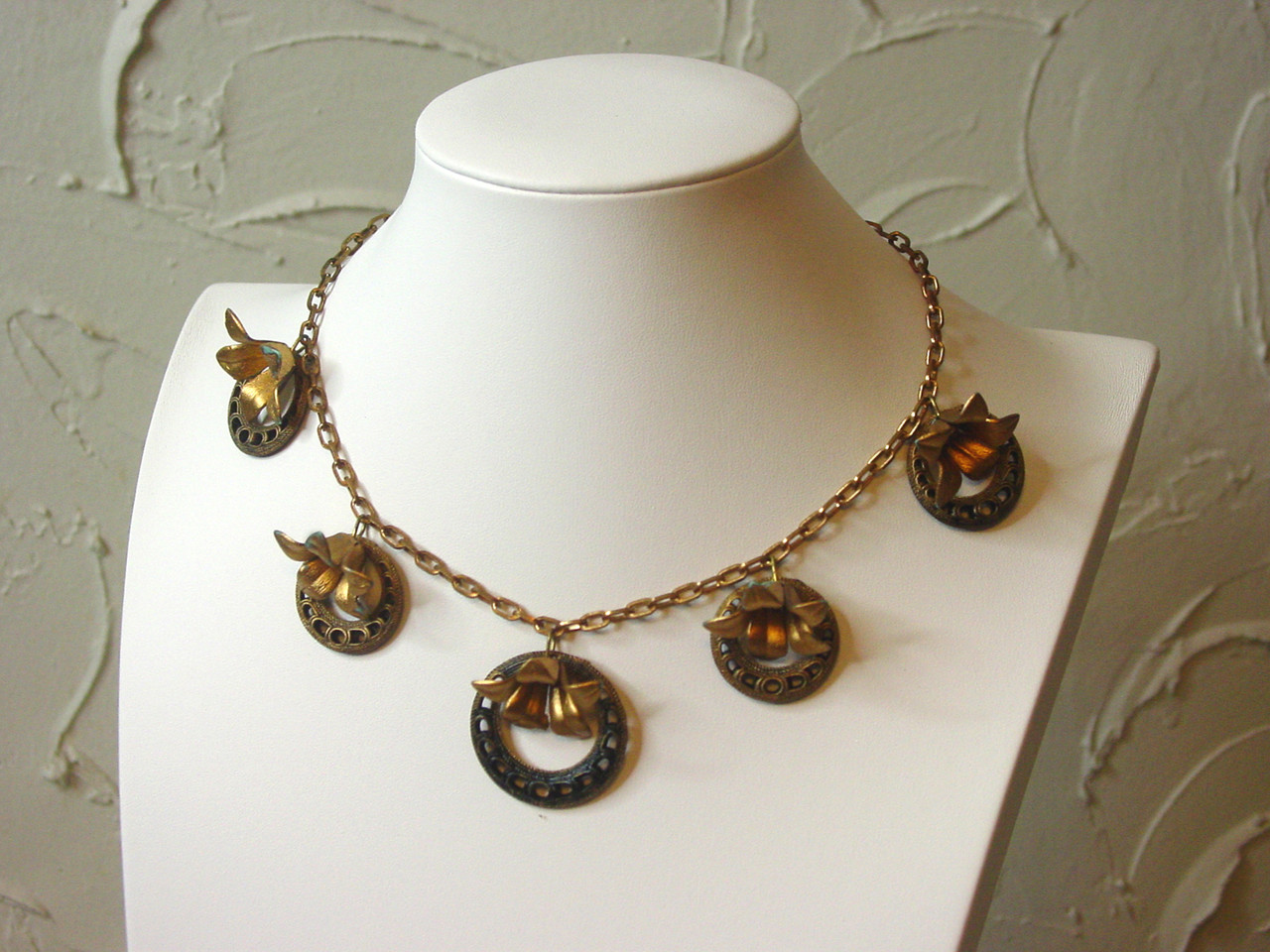 1940's Necklace in Gilt Brass & Plastic
