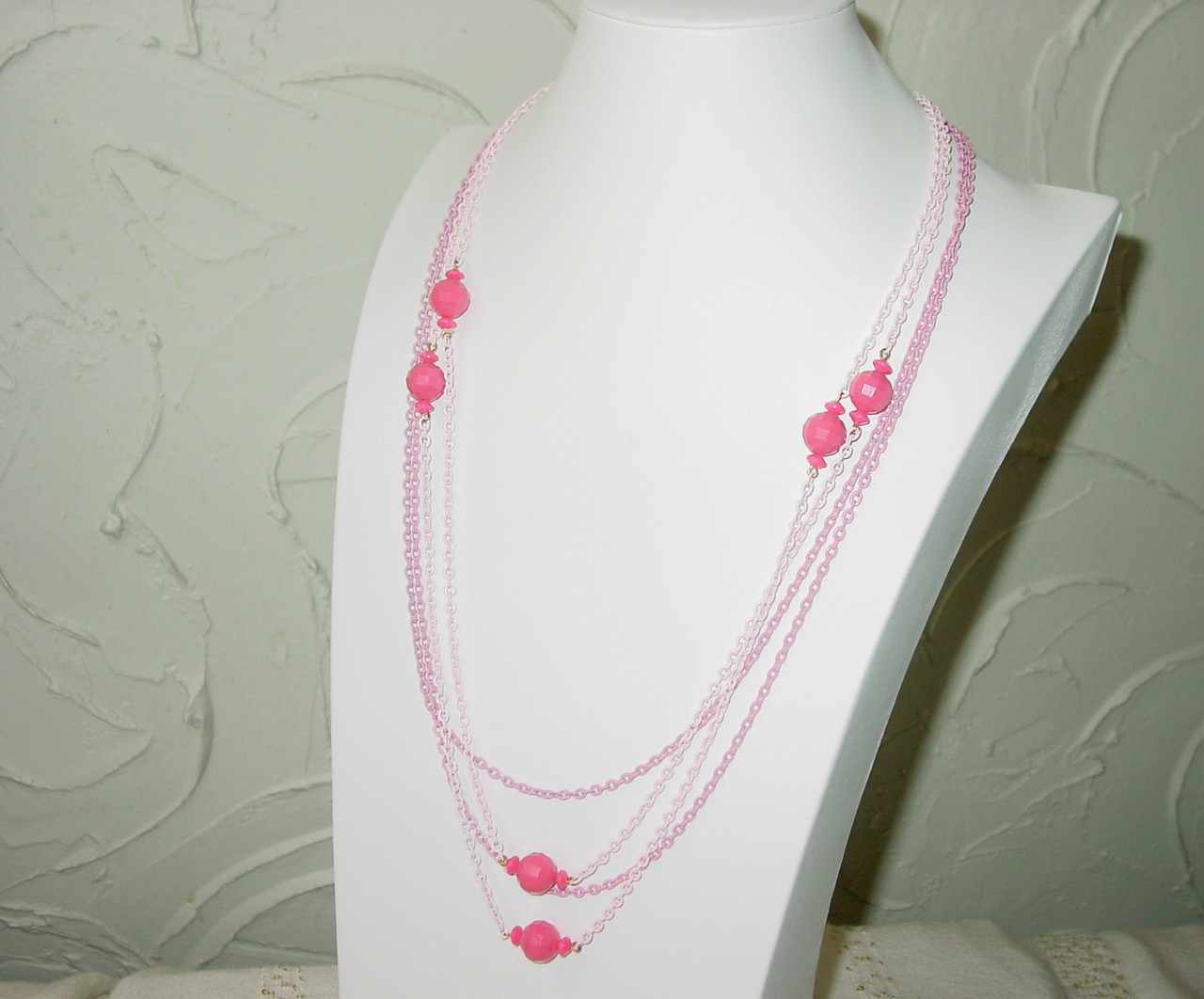 1960's Geno Richelieu Pinks Long Necklace