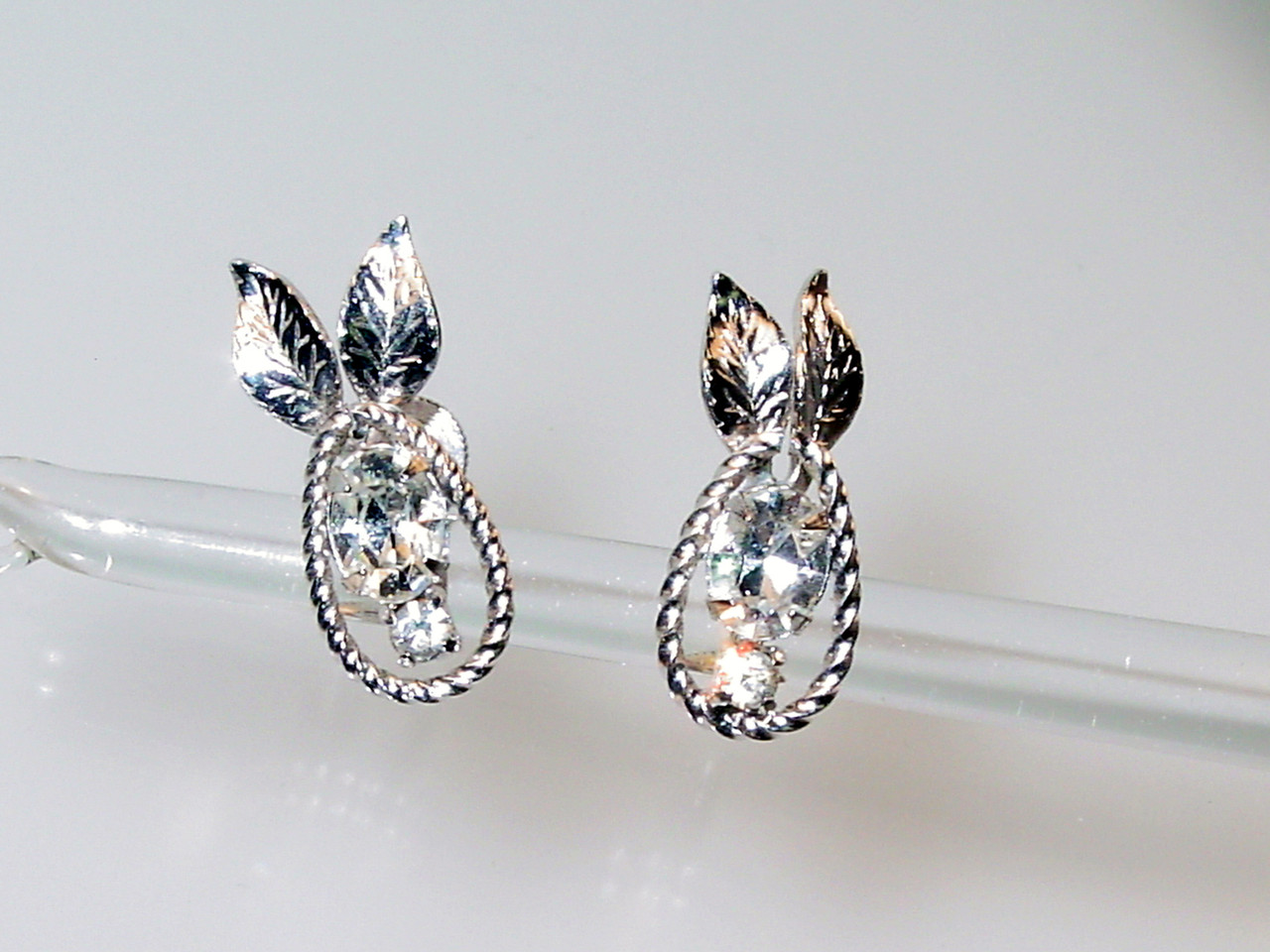 Dainty Dimensional Leaves on Twisted Rope Frame Earrings